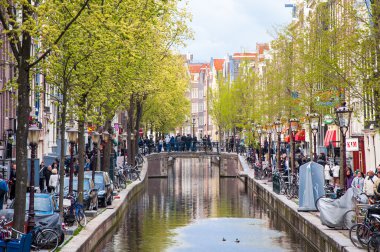 Amsterdam-Nisan 30: Amsterdam kırmızı fener Sokağı tam turist Nisan 30,2015.