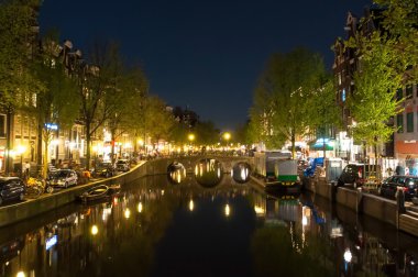 Amsterdam-Mayıs 01: Hollanda 'nın Amsterdam kentinde gece vakti ünlü Casa Rosso tiyatrosu ile birlikte genelev bölgesi (Wallen).