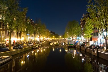 Amsterdam-Mayıs 1: Kırmızı Fener Sokağı (Wallen) sol taraftan ünlü tiyatro Casa Rosso ile gece yan Mayıs'ta 1,2015 içinde Amsterdam, Hollanda.