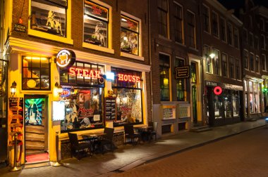 Amsterdam-Mayıs 1: Kırmızı Fener Sokağı (Wallen) sol taraftan ünlü tiyatro Casa Rosso ile gece yan Mayıs'ta 1,2015 içinde Amsterdam, Hollanda.