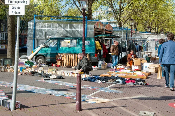 Täglicher Flohmarkt am Waterlooplein). — Stockfoto