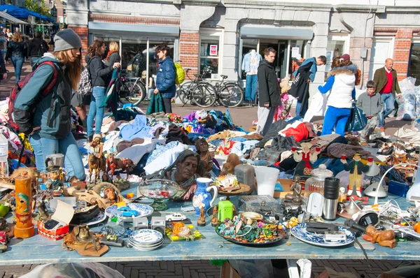 Mercato delle pulci giornaliero su Waterlooplein (Waterloo Square), i commercianti mostrano curiosità e vintage in vendita, Paesi Bassi . — Foto Stock