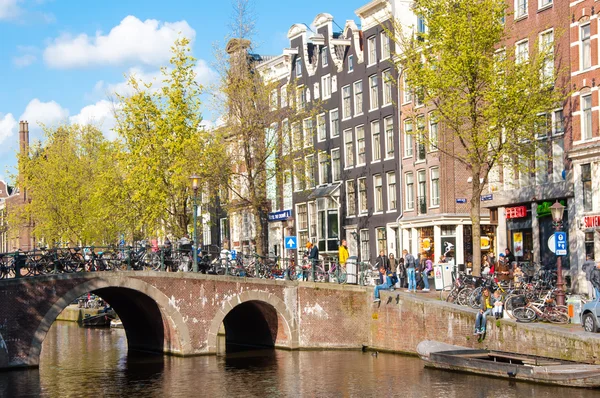 Amsterdam-April 30: Red light district, crowd of tourists enjoy sightseeing on April 30,2015. — Stock fotografie