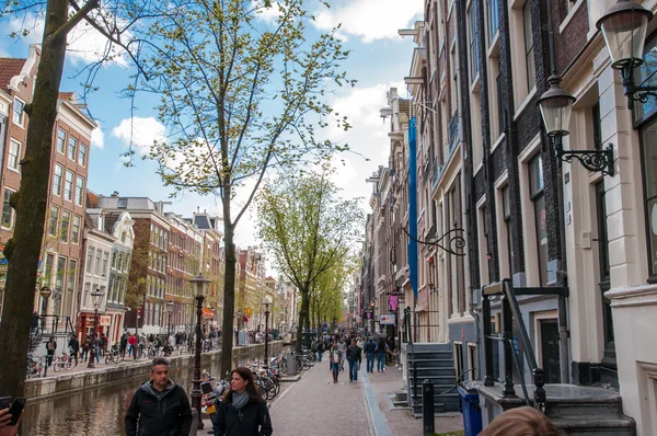 Amsterdam-30 de abril: Amsterdam Red Light District, los turistas van de turismo en abril 30,2015 . — Foto de Stock