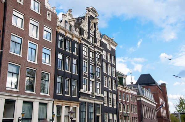 AMSTERDAM,NETHERLANDS-APRIL 30: Facade of tipical Amsterdam architecture and appartments on April 30, 2015. — Stock fotografie