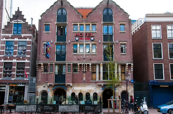 AMSTERDAM-ABRIL 30: Famoso Amsterdam Bulldog coffeeshop y hotel en el distrito rojo durante la noche del 30 de abril 2015 . — Foto de Stock