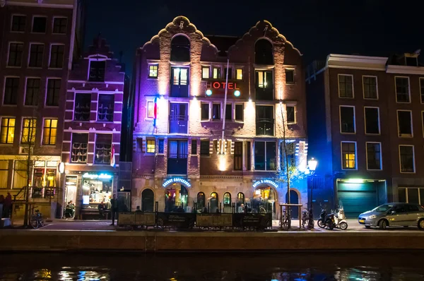 Amsterdam, the Netherlands-May 01: Famous Amsterdam Bulldog coffeeshop and hotel at night in red-light district on May 01,2015 in Amsterdam, the. — Stockfoto