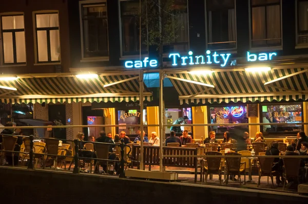 Amsterdam-May 01: Nightlife in red-light district, tourists enjoy drinks in a local cafe on May 01,2015, the Netherlands. — Stok fotoğraf