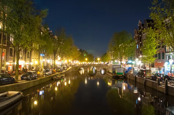 夜の歓楽街 (ワレン)。アムステルダム、オランダ. — ストック写真