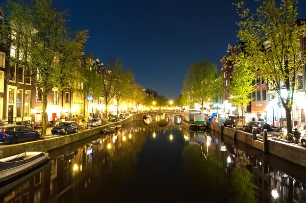 Amsterdam-1 de mayo: Barrio Rojo (Wallen) por la noche con el famoso teatro Casa Rosso a la izquierda el 1 de mayo de 2015 en Ámsterdam, Países Bajos . — Foto de Stock