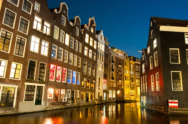 Amsterdam-1 de mayo: Barrio Rojo (Wallen) por la noche con el famoso teatro Casa Rosso a la izquierda el 1 de mayo de 2015 en Ámsterdam, Países Bajos . — Foto de Stock