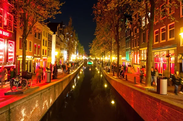 Amsterdã-1 de maio: Distrito de luz vermelha (Wallen) à noite em maio 1,2 — Fotografia de Stock