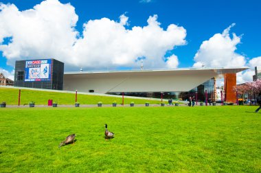 Stedelijk Müzesi arka planda, Hollanda ile Museumplein'e arasında eğimli çim.