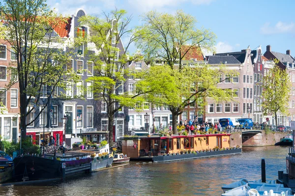 Kanál Prinsengracht s hausbóty. Amsterdam, Nizozemsko. — Stock fotografie