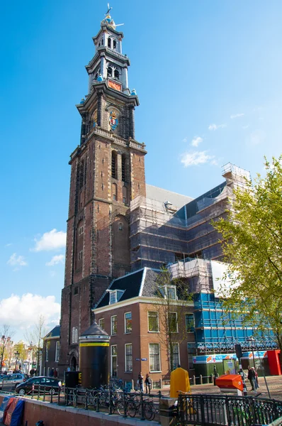 The bell tower of the Westerkerk seen from the Prinsengracht canal, the Netherlands. — Stock Photo, Image