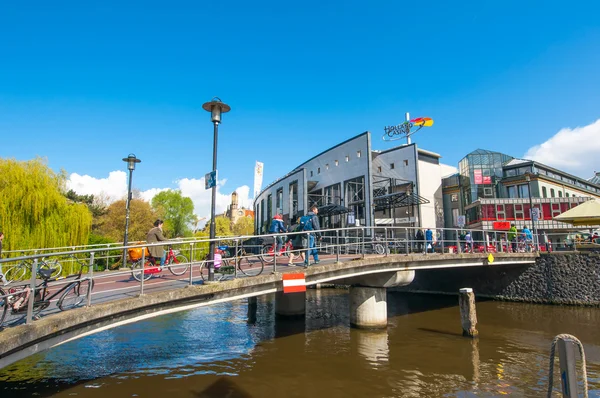 Bron över kanalen Singelgrachtkering, Holland Casino syns i bakgrunden, Nederländerna. — Stockfoto