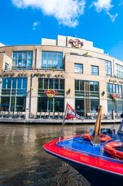 Hard Rock Cafe sul canale Singelgrachtkering con barca ad Amsterdam . — Foto Stock