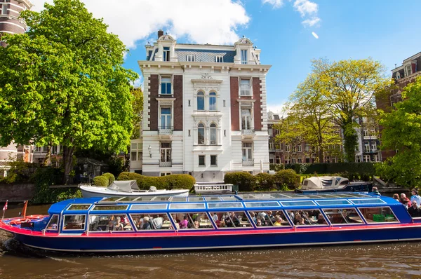 Canal Cruising em Amsterdã, Países Baixos . — Fotografia de Stock