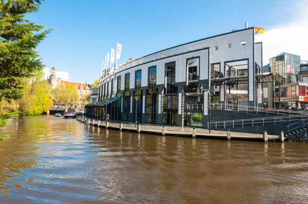 Holland Casino on the Singelgrachtkering Canal em Amsterdã, Países Baixos . — Fotografia de Stock