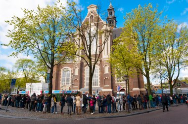 İnsanlar bir sırada Anne Frank Evi Müzesi için stand. Amsterdam.