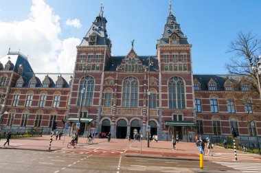 Amsterdam-Nisan 30: Cephe Rijksmuseum, insanlar Bisiklet 30 Nisan 2015 binmek.