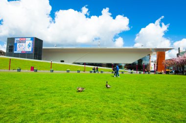 Amsterdam-Nisan 30: Çim Museumplein üzerinde Nisan günü eğimli 30,2015, Hollanda.
