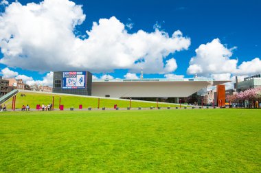 Amsterdam-Nisan 30: Museumplein üzerinde Nisan arka planda Stedelijk Müzesi ile 30,2015, Hollanda.