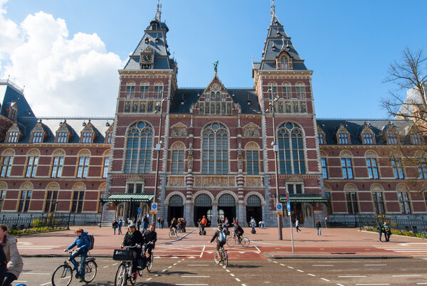 АМСТЕРДАМ-АПРЕЛЬ, 30 апреля 2015 года: Музей Рийгикогу, толпа людей на велосипедах
.