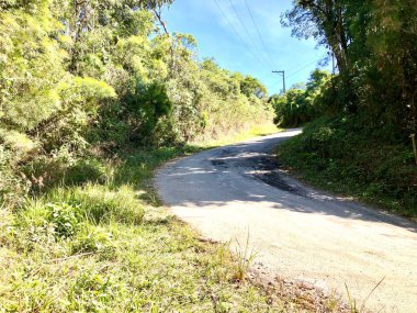 Issız yolda yürüyorum