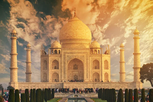 泰姬玛哈陵印度，阿格拉。7 世界奇观。美丽的达杰马哈尔 trave — 图库照片