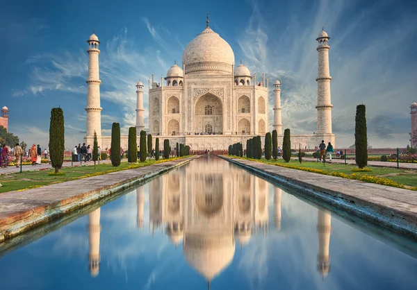 Taj Mahal Indie, Agra. 7 divů světa. Krásné Tajmahal trave — Stock fotografie