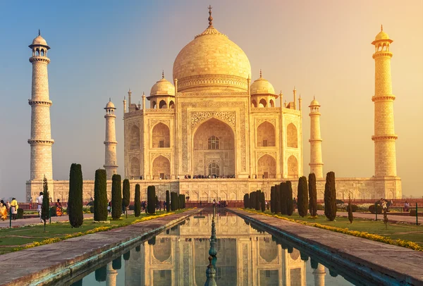 Taj Mahal Indie, Agra. 7 divů světa. Krásné Tajmahal trave — Stock fotografie
