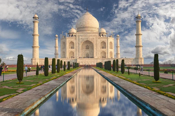 Taj Mahal Indie, Agra. 7 divů světa. Krásné Tajmahal trave — Stock fotografie