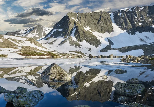 Beau paysage d'été, montagnes Altaï Russie . — Photo
