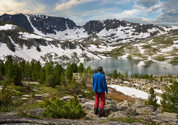 Man and the mountains — Stock Photo, Image