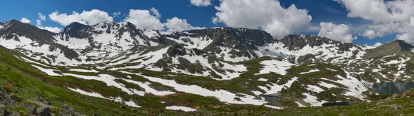 Hermoso paisaje de verano, montañas de Altai Rusia . —  Fotos de Stock