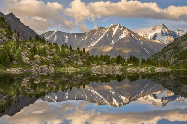 Jezioro górskie — Zdjęcie stockowe