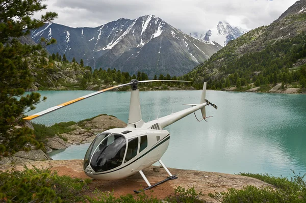 Dağlarda helikopter var.