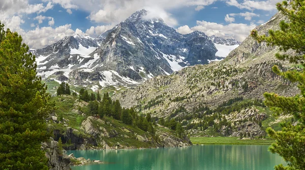 Lago de montaña — Foto de Stock