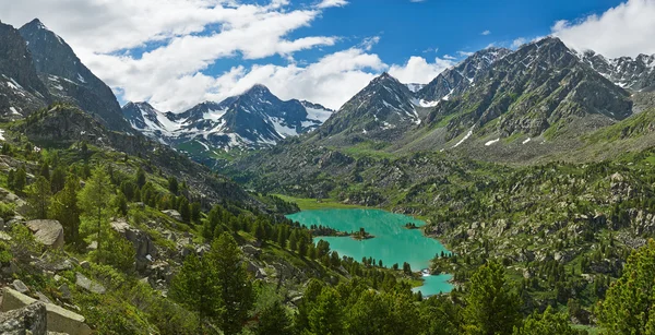 Lago de montaña — Foto de Stock