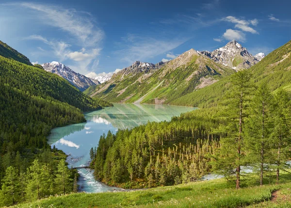 Lago de montaña — Foto de Stock