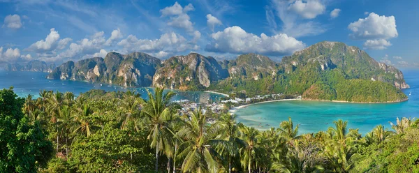 Isola tropicale con località turistiche - isola di Phi-Phi, Provincia di Krabi, T — Foto Stock