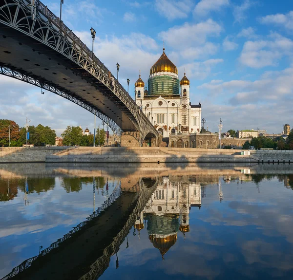 Catedral de Cristo Salvador cerca del río Moskva, Moscú. Russi. — Foto de Stock