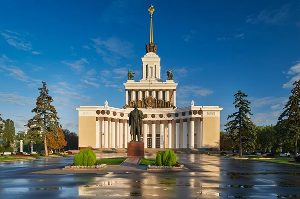 Виставковий центр досягненнями національної економіки — стокове фото