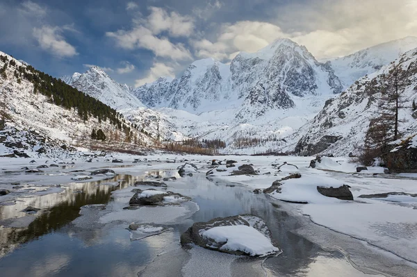 Beautiful winter landscape, Altai mountains Russia. — Stock Photo, Image