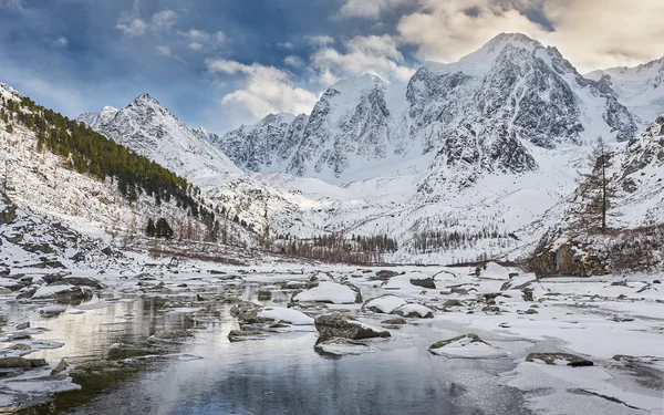 Schöne winterlandschaft, altaigebirge russland. — Stockfoto