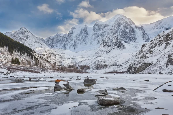 Beau paysage d'hiver, montagnes Altaï Russie . — Photo