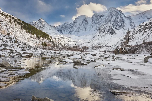 Beau paysage d'hiver, montagnes Altaï Russie . — Photo