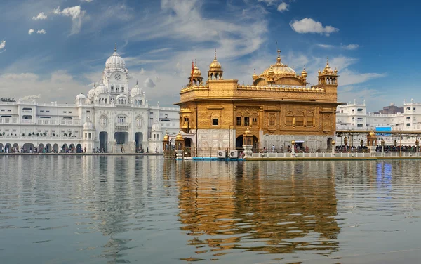 O Templo de Ouro, localizado em Amritsar, Punjab, Índia . — Fotografia de Stock