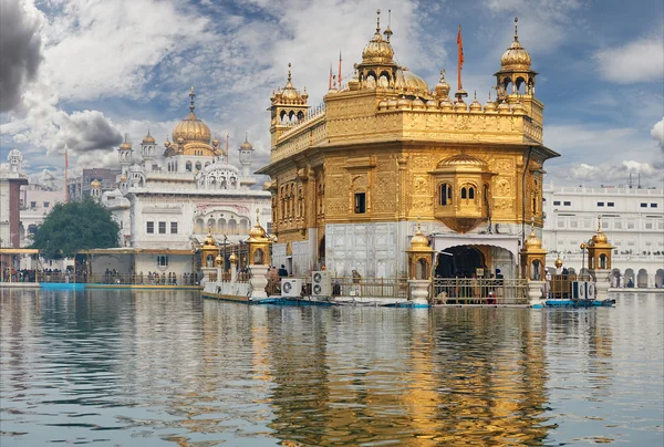 O Templo de Ouro, localizado em Amritsar, Punjab, Índia . — Fotografia de Stock